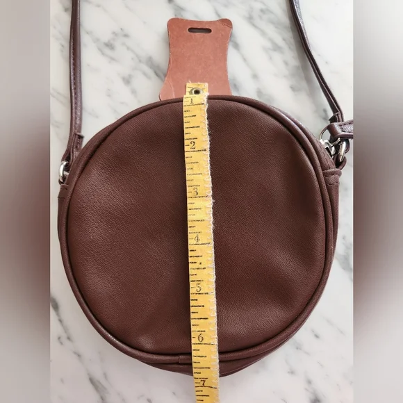 No Boundaries circle crossbody in brown - Picture 4 of 7